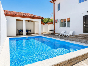050 Pervyi Etazh Pod Klyuch S Basseinom Private house