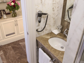 Отель Corinne Art & Boutique