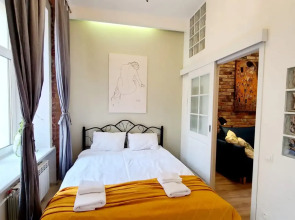 Апартаменты на Большом 13 Два Окна в Спальне