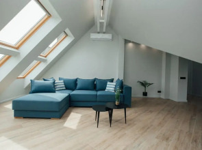 Квартира с Мансардными Окнами и Видом на Море