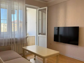 Svetlaya 1-k kvartira s balkonom i stilnoy gostinoy na Kavkazskoy Apartments