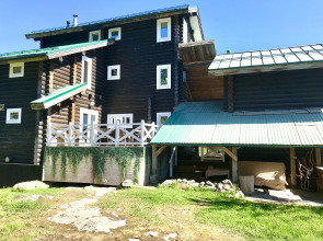 Шале на Скале с Видом на Озеро