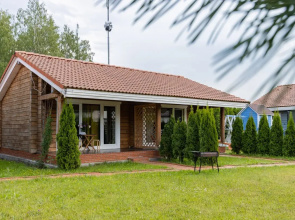 Na Ukhozhennom Uchastke S Gazonom I Tuyami Private House