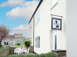 Stay Northside - Two Bedroom Village Cottage | Pub in Village | Free Parking | Holidays and Work Stays Private house