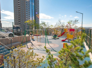 Апартаменты на высоком этаже, рядом с театром и мостом, недалеко от центра. Фастовская 29.