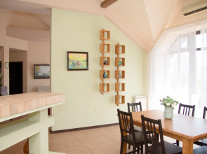 Апартаменты Лоял на улице 9-я Линия 14