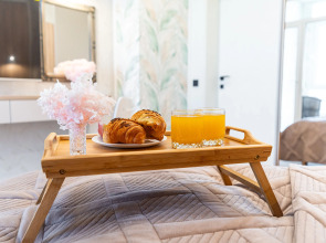 Апартаменты трехкомнатные с панорамным видом на город и море в центре Новороссийска от LetoApart