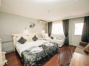 Отель Safran Suites