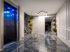 Отель The Queen Hotel
