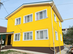 Apartamenty ves' pervyj etaz (100 kv.m.) s 3 spal'nami novogo gorodskogo kottedza