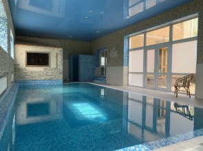 Eksklyuzivny Krugly Kottedzh S Bolshim Teplym Basseynom I Saunoy Private house