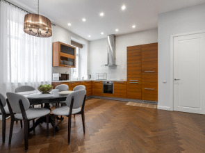 Апартаменты 4-комнатные HomeApart К.Маркса, 30