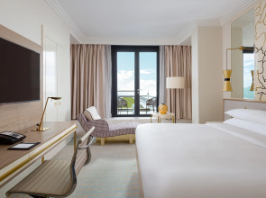 Отель Baku Marriott Hotel Boulevard