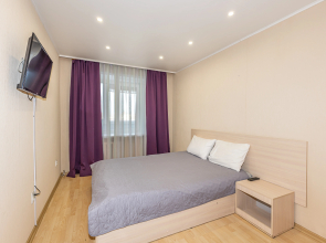 Dvukhkomnatnaya Kvartira S Vidom Na Skver Flat