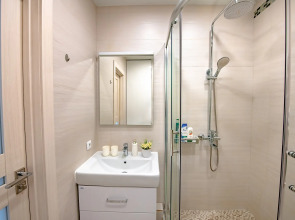 Апартаменты на высоком этаже, рядом с театром и мостом, недалеко от центра. Фастовская 29.