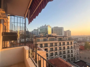 Апартаменты 3BR Flat Old Style 4AC Terrace, Metro