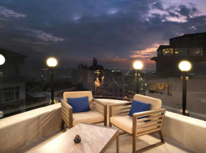 Aprilis Deluxe Hotel