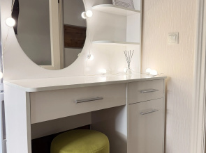 Uyutnaya Studiya Na Beregu Reki Flat