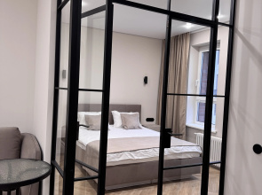 Uyutnaya Novaya Kvartira s Dizaynerskim Remontom v Tsentre Goroda Flat