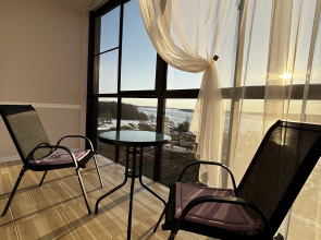 Uyutnaya i svetlaya vidovaya kvartira s panoramnym vidom na Volgu Flat