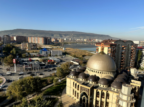 Апартаменты "Эленика" Двухкомнатая квартира в Махачкале с видом на озеро и мечеть