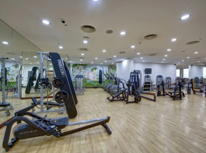 Отель Two Seasons Hotel & Apartments