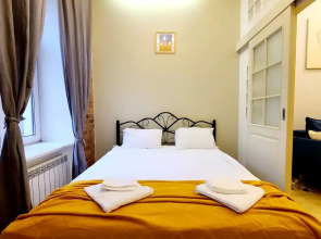 Апартаменты на Большом 13 Два Окна в Спальне