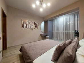 S Novym I Sovremennym Remontom Flat