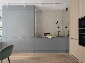 Апартаменты улучшенные в новом доме с качелей