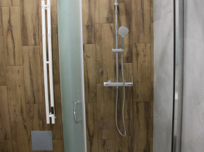 Апартаменты Уорхол - апельсин и капучино в интерьере с собственным двориком для BBQ в 10 минутах от центра