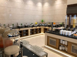 Отель Golden Tulip Media