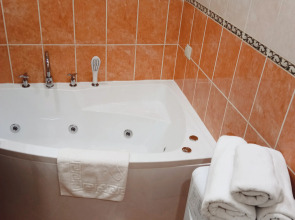 Апартаменты Тихая студия 33кв.м,джакузи,рядом станция подземного трамвая и ТЦ