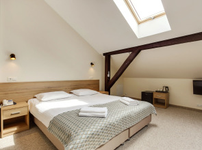 Отель Old Town Trio