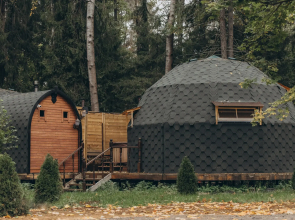 Sfera Agat v Lesu na Zhivopisnoy Ulitse Chalet
