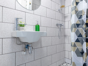 Апартаменты в мансарде LeoHotels на Лоцманской, 20