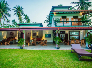 South Point Surf House - 5 bedrooms sleeps 14 Villa