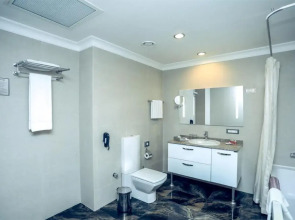 Parkside Hotel & Apartments