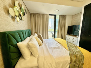 Апартаменты Cosmos Living Sleek and Stylish GCV2