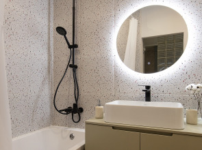 Апартаменты улучшенные в новом доме с качелей