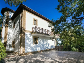 S Zakrytoy Territoriey Na Drazhinskogo 12e Private House