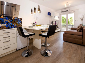 Stunning Close To The Beach & Old Town Apartments