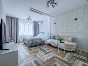 Kvartira Green FOX s komfortom dla troih v sage ot stadiona. Udobnaa krovat' i divan