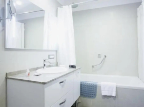 Parkside Hotel & Apartments