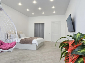 Квартира с большим телевизором и шикарным видом на реку Кубань