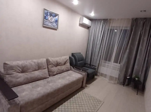 1k Na Vyezde V Storonu Mariupolya Flat