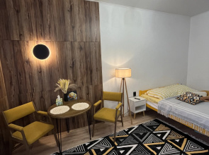 Zhyoltaya Studiya U Avto I Zhd Vokzala Flat