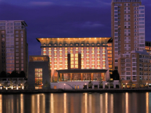 Canary Riverside Plaza Hotel