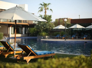 Отель Dubai Marine Beach Resort & Spa