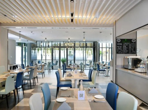 Отель Lemon Tree Hotel Jumeirah Dubai