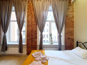 Апартаменты на Большом 13 Два Окна в Спальне